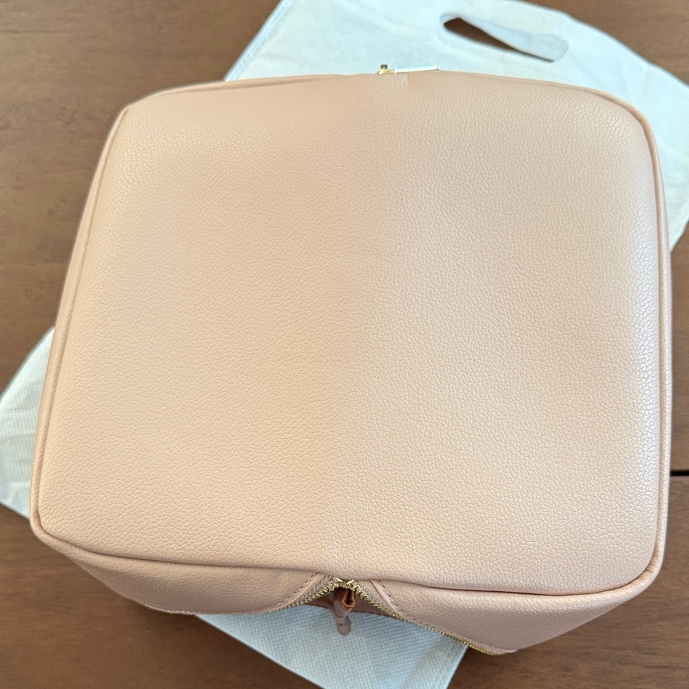 Last one CHANEL gwp Blush Pink Leather Vanity Cosmetic Case with Gold Hardware - Picture 6 of 8